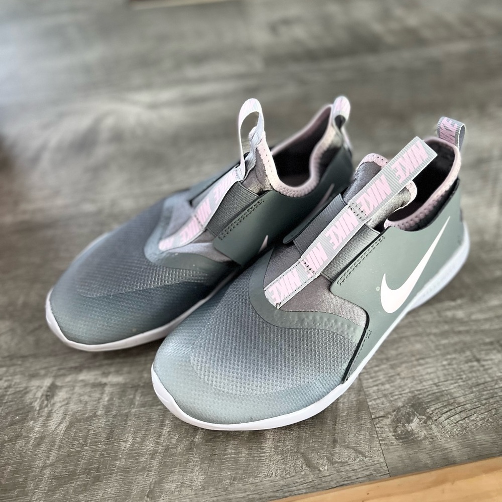 Nike young 4.5 size